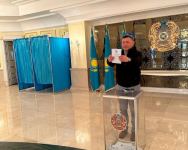 Kazakhs actively voting at polling station in Azerbaijan (PHOTO)