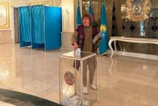 Kazakhs actively voting at polling station in Azerbaijan (PHOTO)