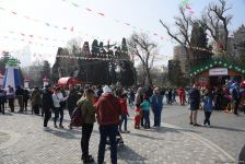 Bakı sakinləri Novruz bayramını qeyd edir - FOTOREPORTAJ