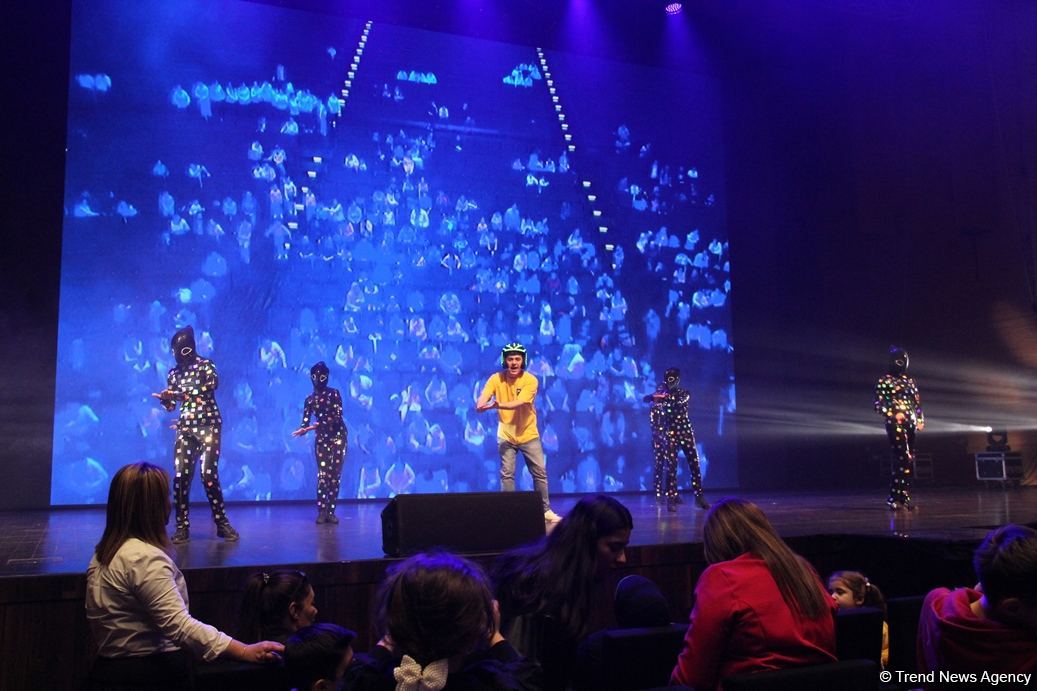 В Баку представлено световое интерактивное мега-шоу "Приключения" (ФОТО)