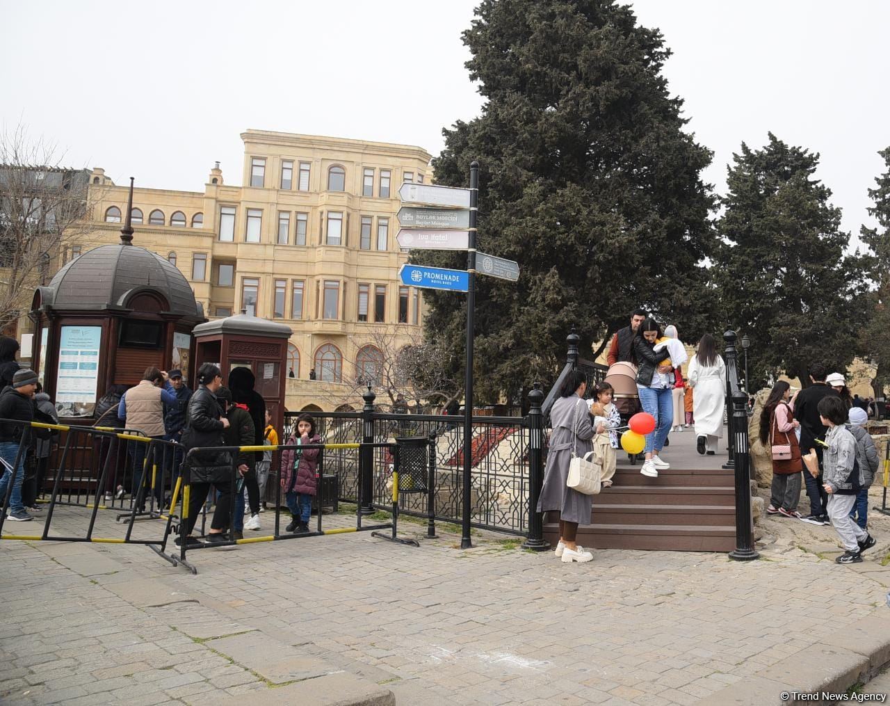 Жители Баку отмечают праздник Новруз - Фоторепортаж