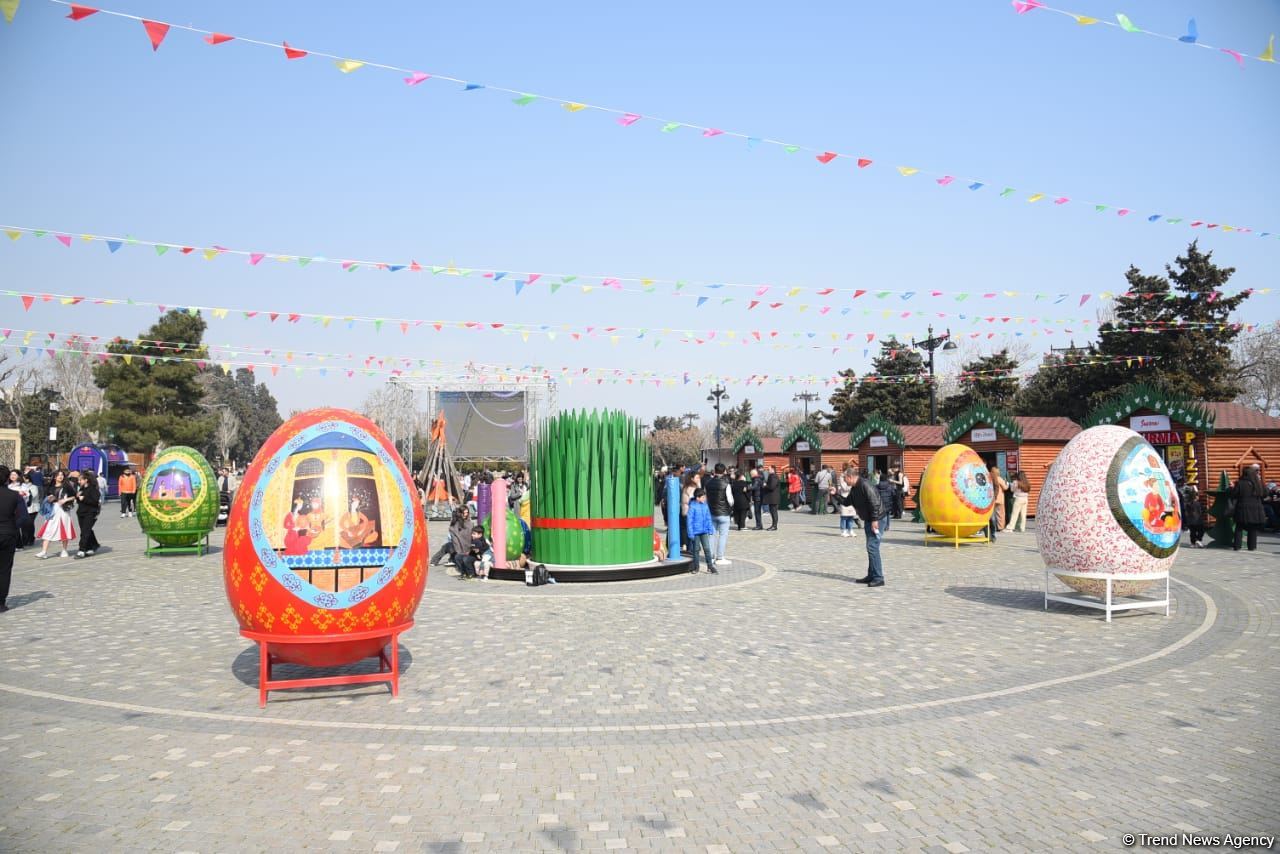 Bakı sakinləri Novruz bayramını qeyd edir - FOTOREPORTAJ