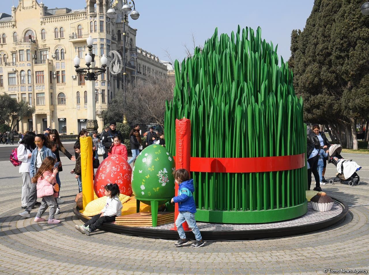 Жители Баку отмечают праздник Новруз - Фоторепортаж