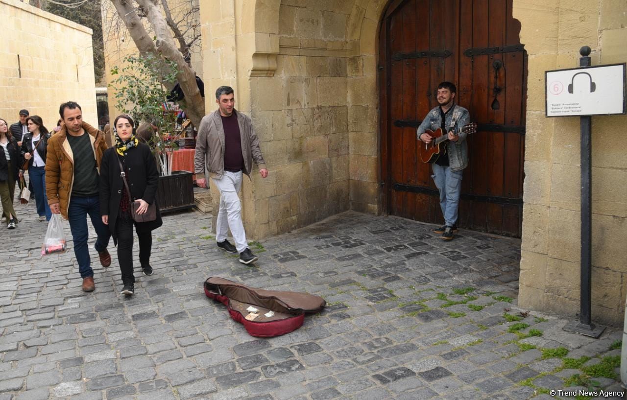 Bakı sakinləri Novruz bayramını qeyd edir - FOTOREPORTAJ