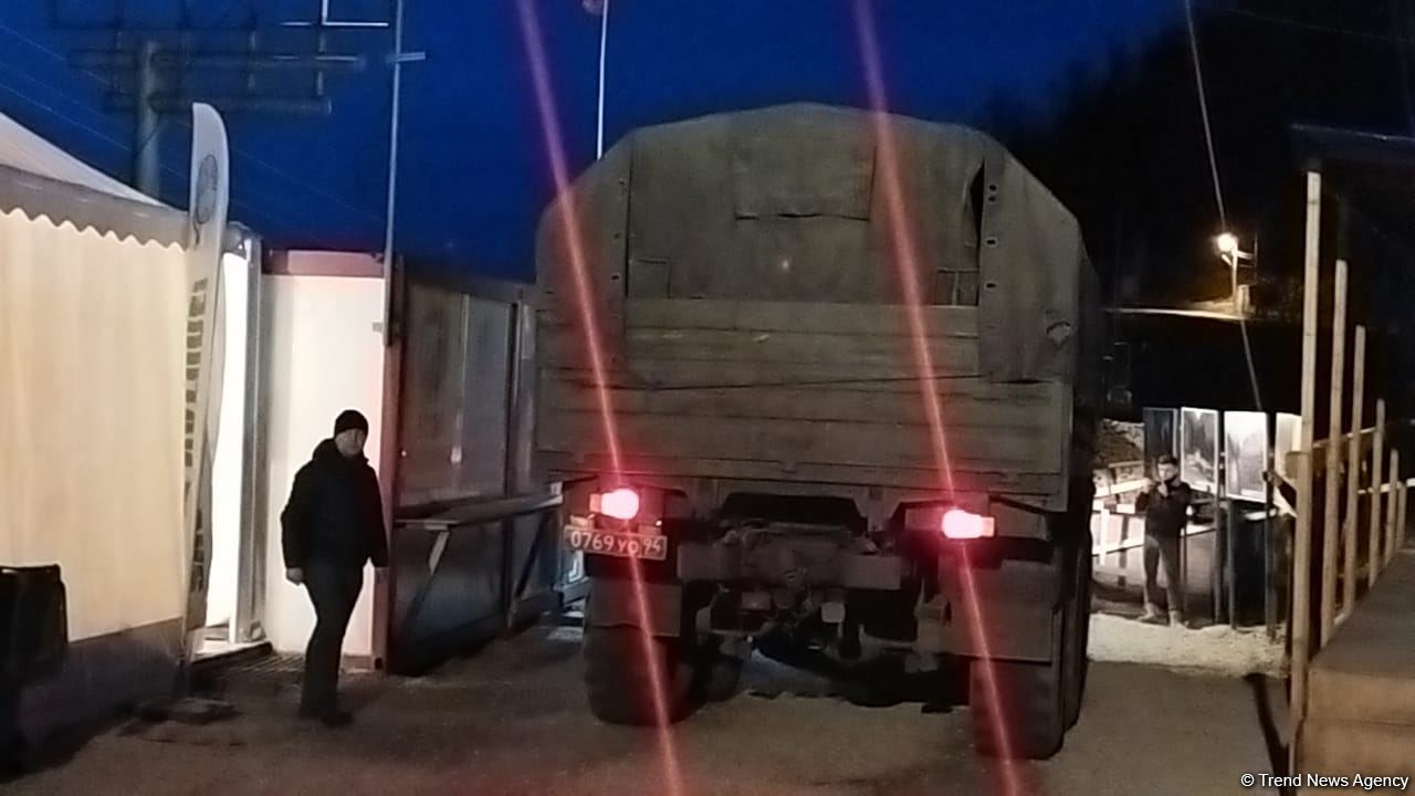 По Лачинской дороге беспрепятственно проехали два автомобиля миротворцев (ФОТО)