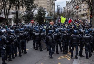 French police refused to disperse protesters and left rally (VIDEO)