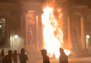 Bordeaux town hall set on fire in France, following pension protests (VIDEO)