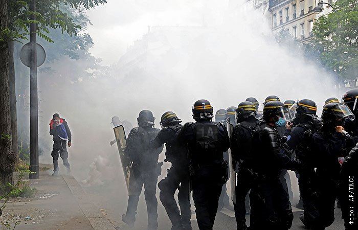 Во время протестов против пенсионной реформы во Франции пострадали более 120 полицейских