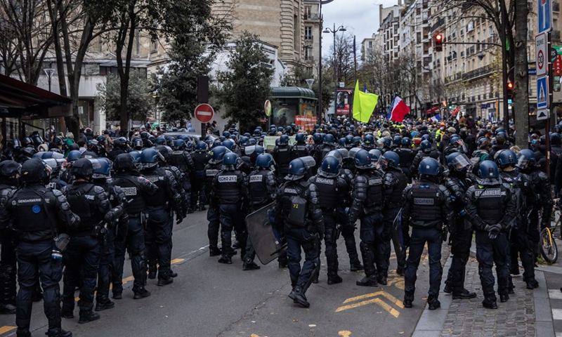 Во Франции полицейские отказались разгонять протестующих и ушли с митинга (ВИДЕО)