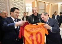“Qalatasaray” futbol klubunun prezidenti Prezident İlham Əliyevə xatirə hədiyyələri tədqim edib (FOTO)