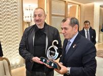 Президент футбольного клуба «Галатасарай» преподнес Президенту Ильхаму Алиеву памятные подарки (ФОТО)