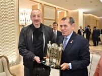 President of Galatasaray football club presents keepsakes to President Ilham Aliyev (PHOTO)