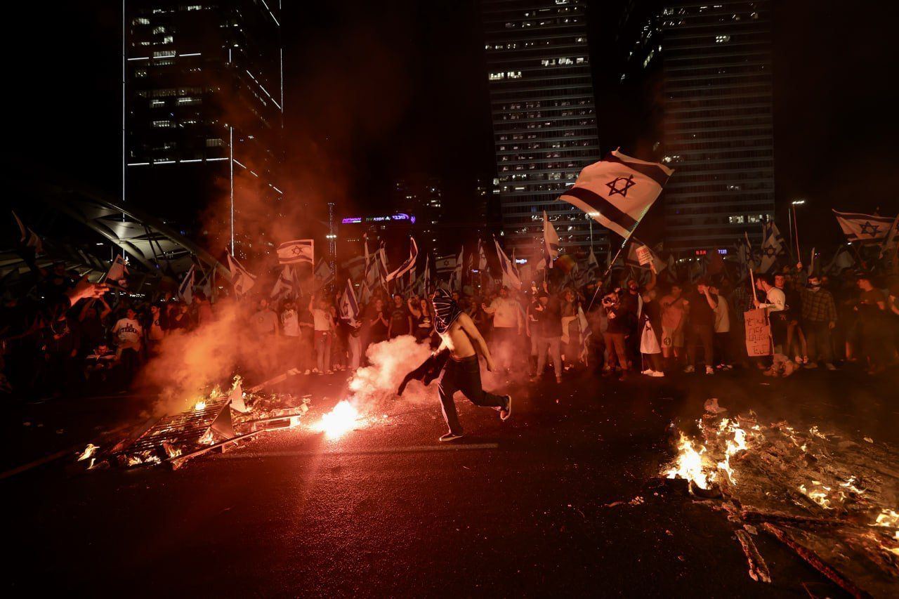 В Тель-Авиве на стихийный протест вышли десятки тысяч человек (ФОТО/ВИДЕО)