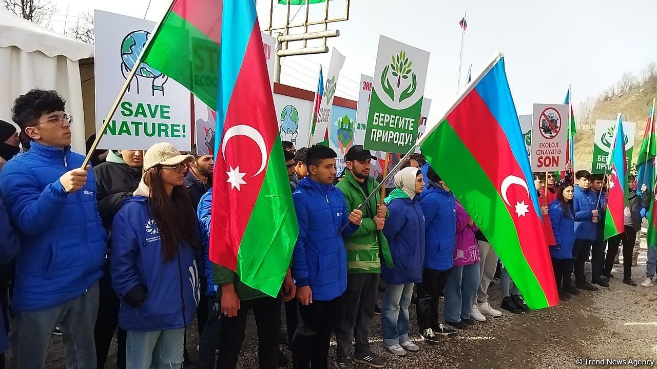 На Лачинской дороге оживление: активисты призывают мировую общественность отреагировать на экотеррор (ФОТО)