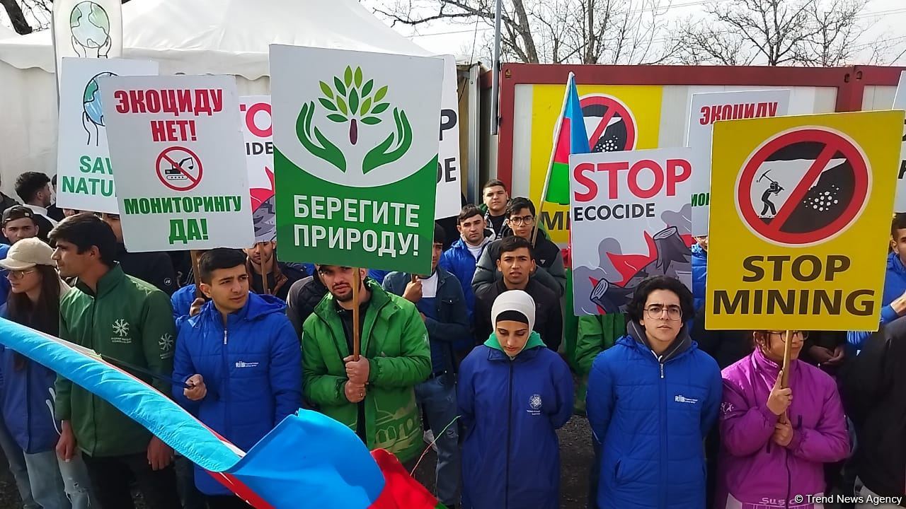 Azerbaijani eco-activists on Lachin-Khankendi road call on world community to respond to eco-terror (PHOTO)
