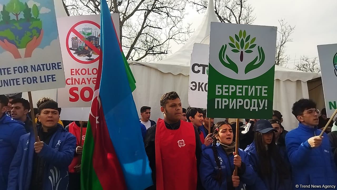 Azerbaijani eco-activists on Lachin-Khankendi road call on world community to respond to eco-terror (PHOTO)
