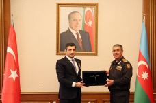 Azerbaijani defense minister meets CTO of Türkiye’s Baykar company (PHOTO)