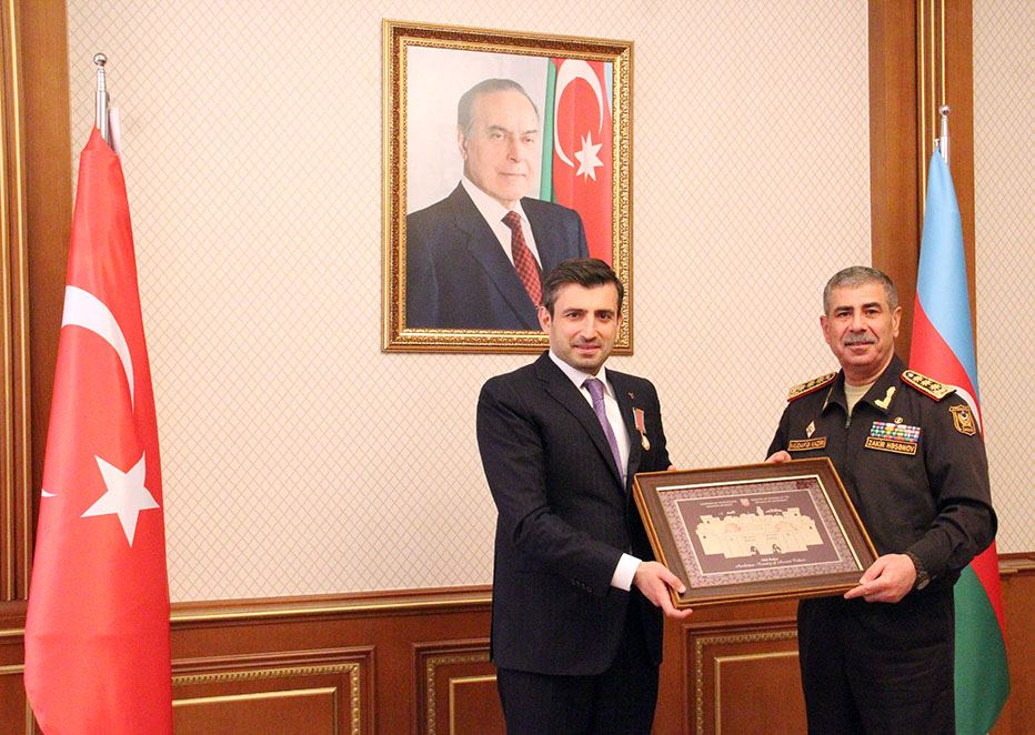 Azerbaijani defense minister meets CTO of Türkiye’s Baykar company (PHOTO)