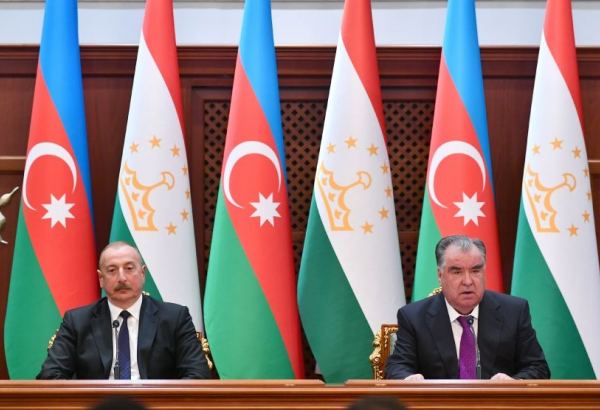 Президент Ильхам Алиев пригласил Президента Таджикистана Эмомали Рахмона посетить с визитом Азербайджан