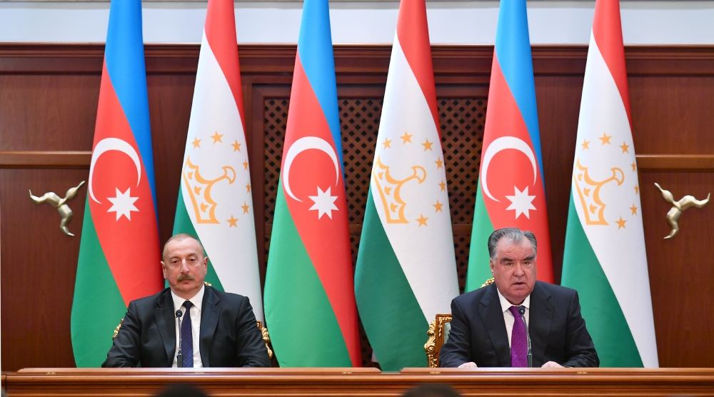 Президент Ильхам Алиев пригласил Президента Таджикистана Эмомали Рахмона посетить с визитом Азербайджан