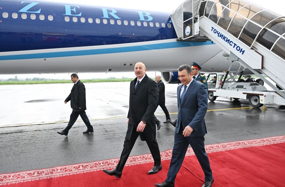 Президент Ильхам Алиев прибыл с государственным визитом в Таджикистан (ФОТО)