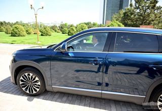 Uzbek president tests Turkish Togg electric car (PHOTO)