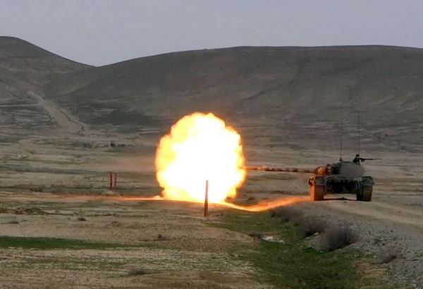 Azərbaycan Ordusunun tank bölmələri döyüş hazırlığı keçir (VİDEO)