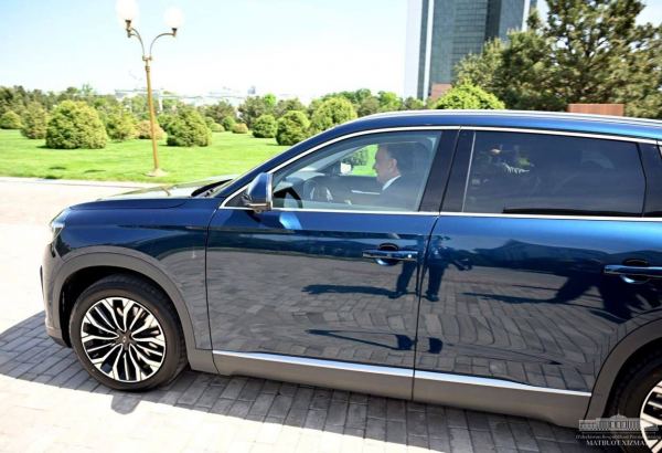 Şavkat Mirziyoyev Türkiyənin ilk elektrik avtomobili "Togg"u sınaqdan keçirib (FOTO)