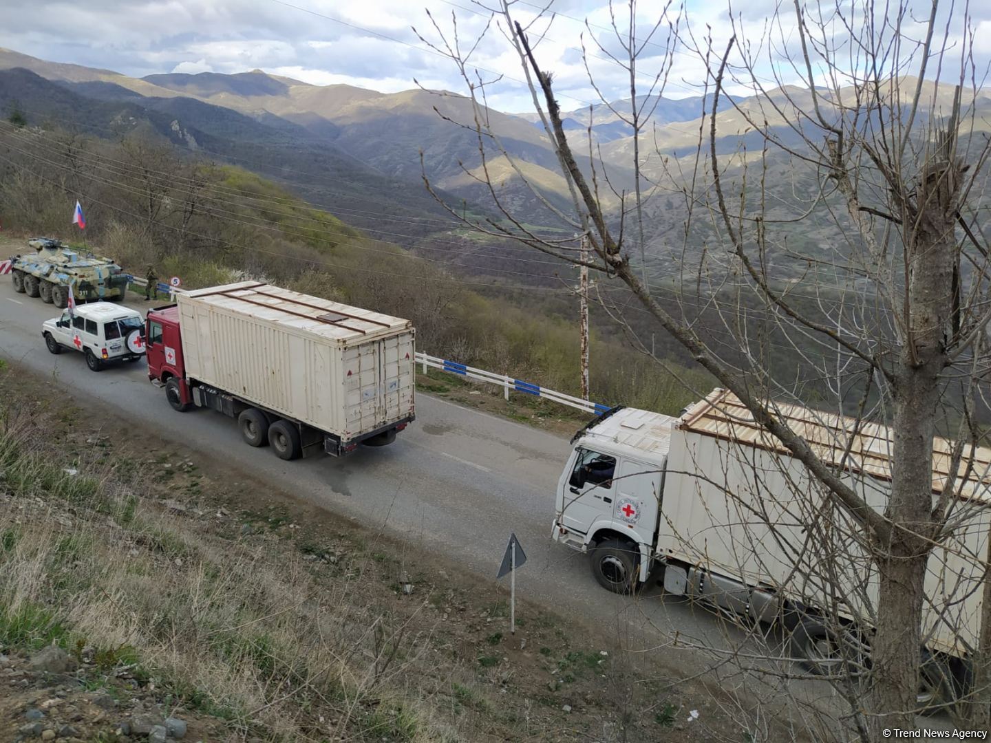 BQXK-ya məxsus avtomobillər Laçın yolundan keçib (FOTO)