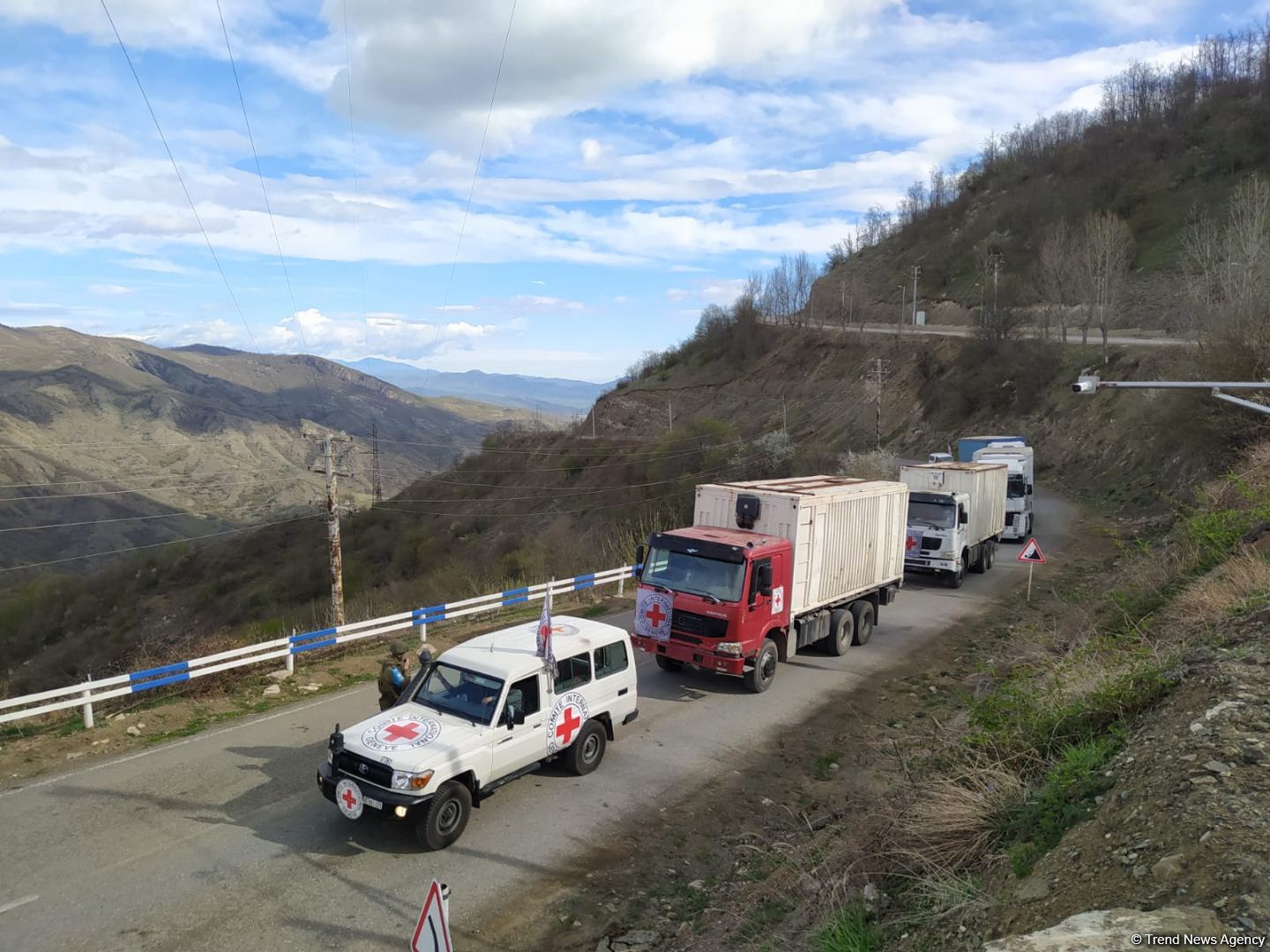 BQXK-ya məxsus avtomobillər Laçın yolundan keçib (FOTO)