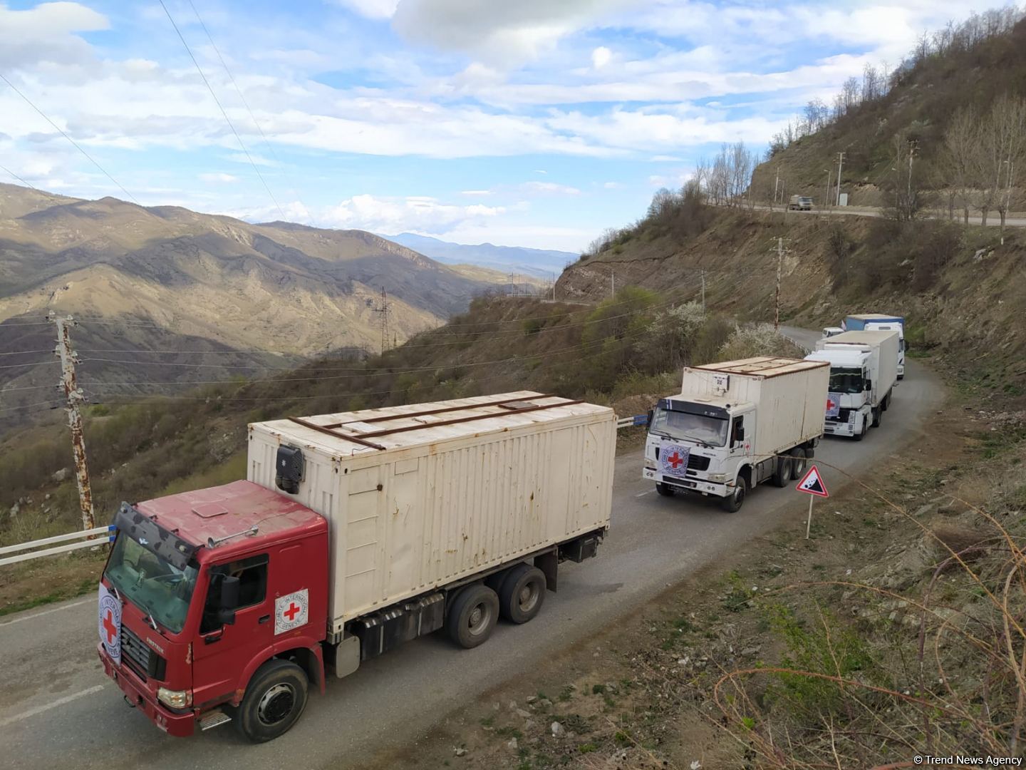 BQXK-ya məxsus avtomobillər Laçın yolundan keçib (FOTO)