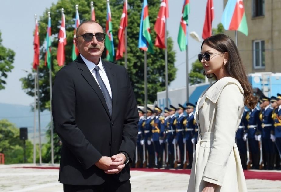 Президент Ильхам Алиев и Первая леди Мехрибан Алиева в Будапеште принимают участие в приеме по случаю Национального дня Венгрии