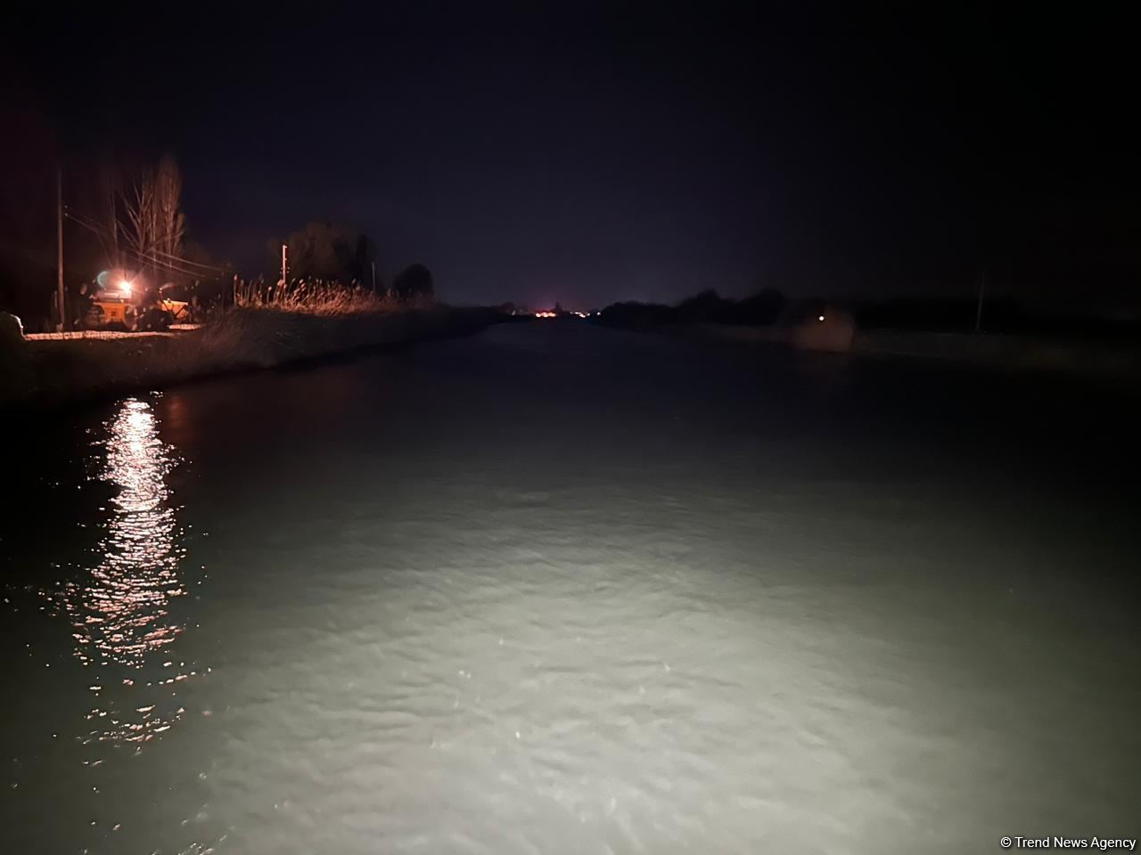 Yuxarı Qarabağ kanalı bəndi yararaq daşıb (FOTO)