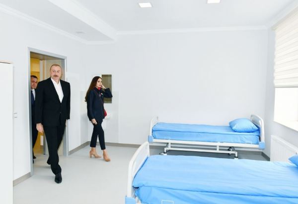 Президент Ильхам Алиев и Первая леди Мехрибан Алиева ознакомились с условиями, созданными в родильном доме и детской поликлинике Сальянской районной центральной больницы (ФОТО/ВИДЕО)