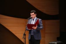 Редкий мужской голос восхищает... Восточная лирика Мирза Шафи Вазеха в западной музыке (ВИДЕО, ФОТО)