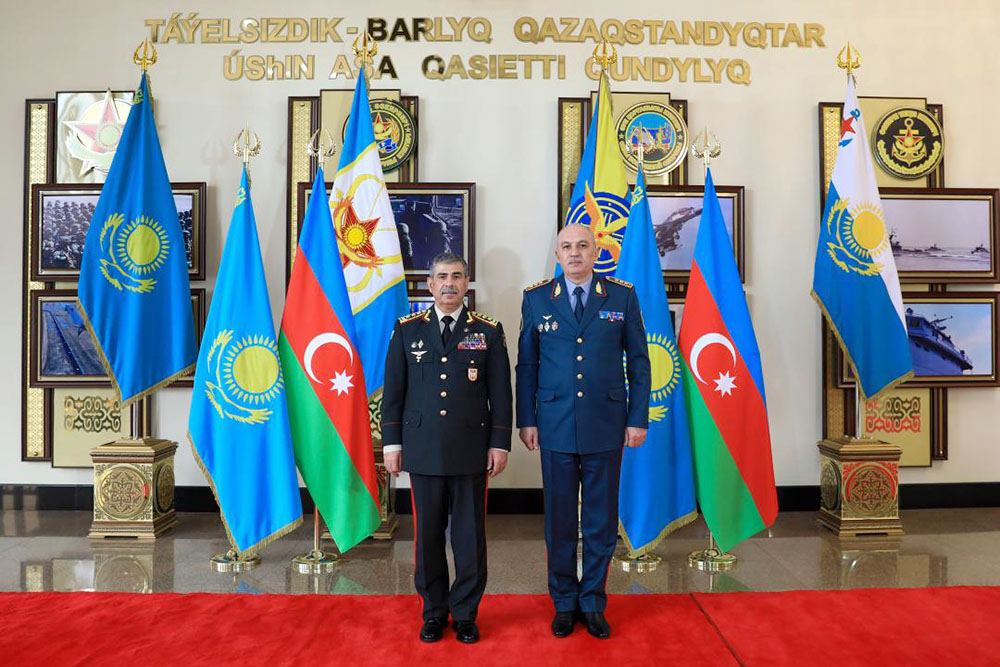Министр обороны Азербайджана встретился с казахстанским коллегой (ФОТО)