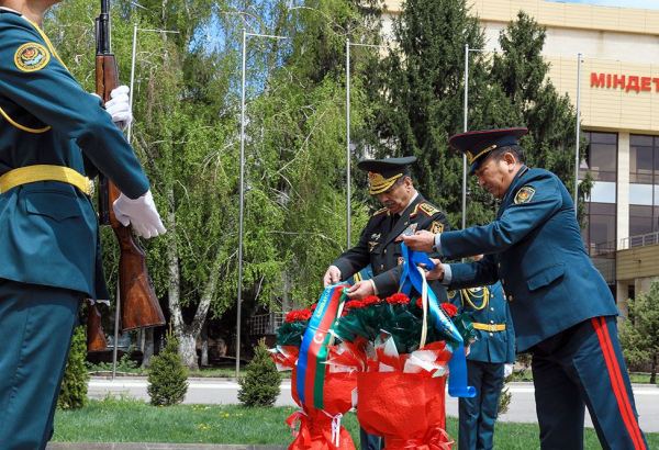 Министр обороны Азербайджана посетил Военный институт Сухопутных войск в Алматы (ФОТО)