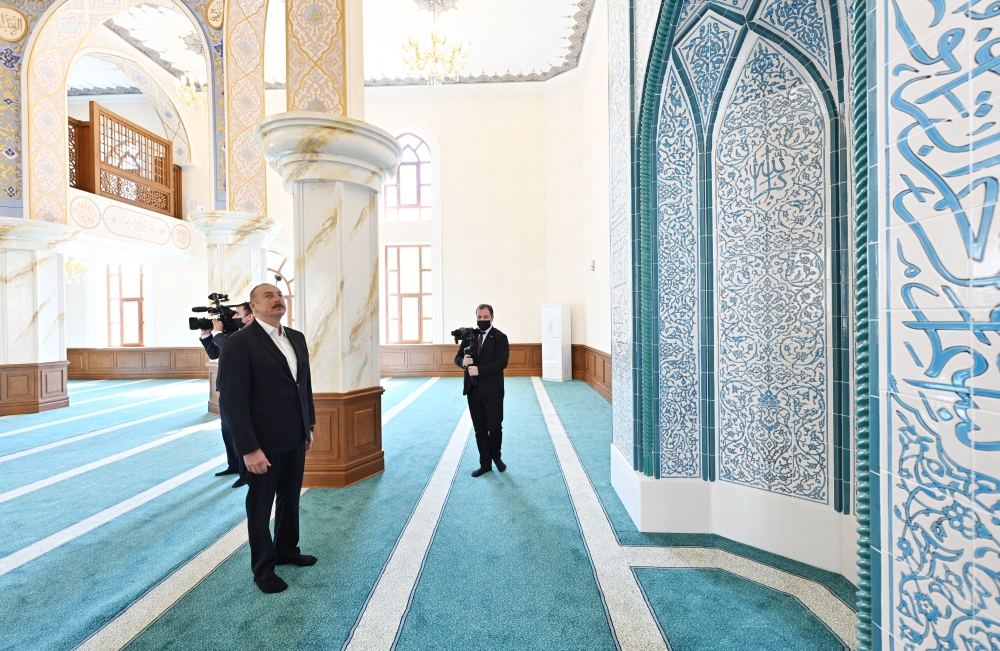 Президент Ильхам Алиев и Первая леди Мехрибан Алиева приняли участие в открытии Джума мечети в Наримановском районе (ФОТО)