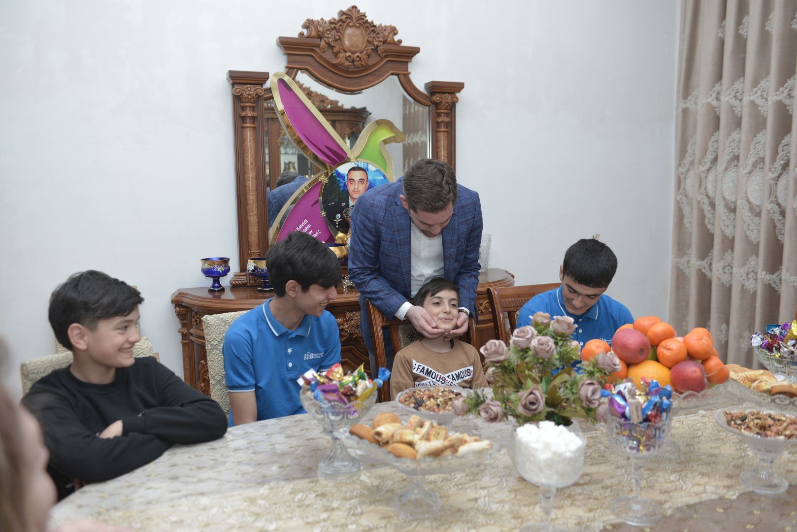 В рамках программы PASHA Holding "Родина защищает детей героев" семьям шехидов доставляются праздничные подарки по случаю праздника Рамазан (ВИДЕО/ФОТО)