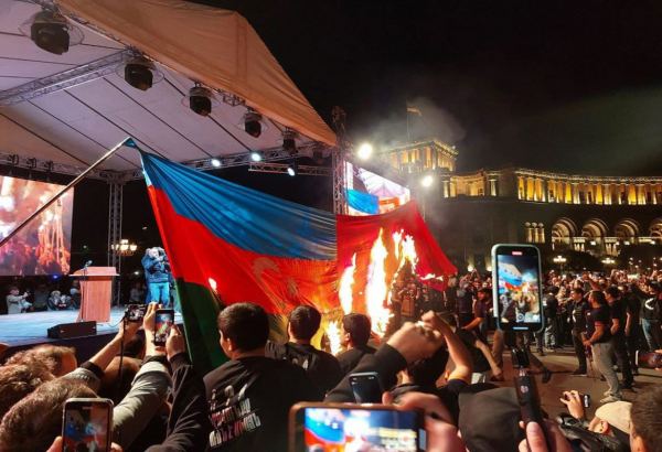 В Ереване сожгли флаги Азербайджана и Турции  - очередная провокация Армении