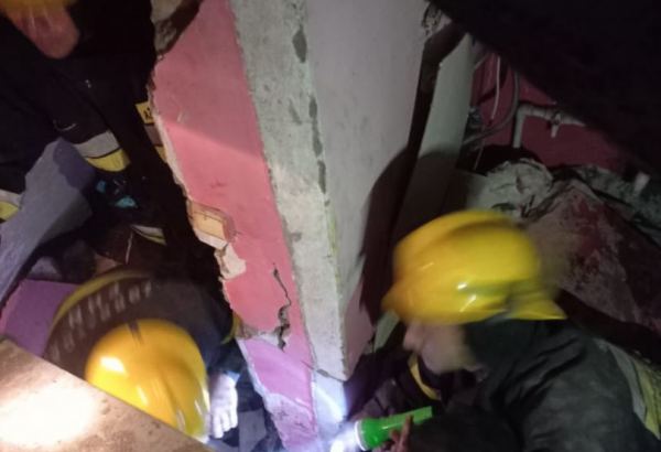 Biləsuvarda partlayış baş verən binada dağıntılar altından bir nəfər sağ çıxarılıb (FOTO/VİDEO)