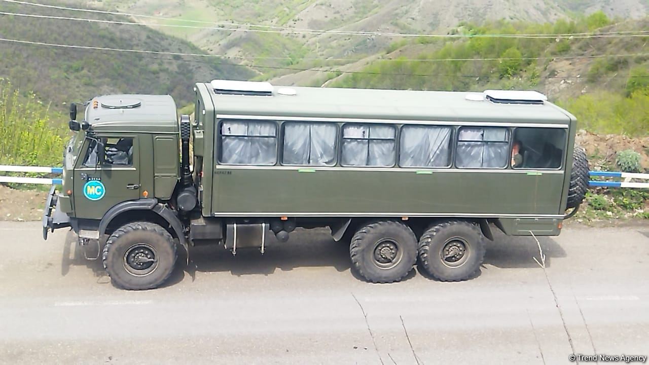 Sülhməramlılara aid içində ermənilər olan 2 avtomobil Laçın yolundan maneəsiz keçib (FOTO)