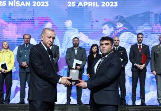 Turkish president awards Azerbaijani volunteer for assistance in aftermath of earthquake (PHOTO)