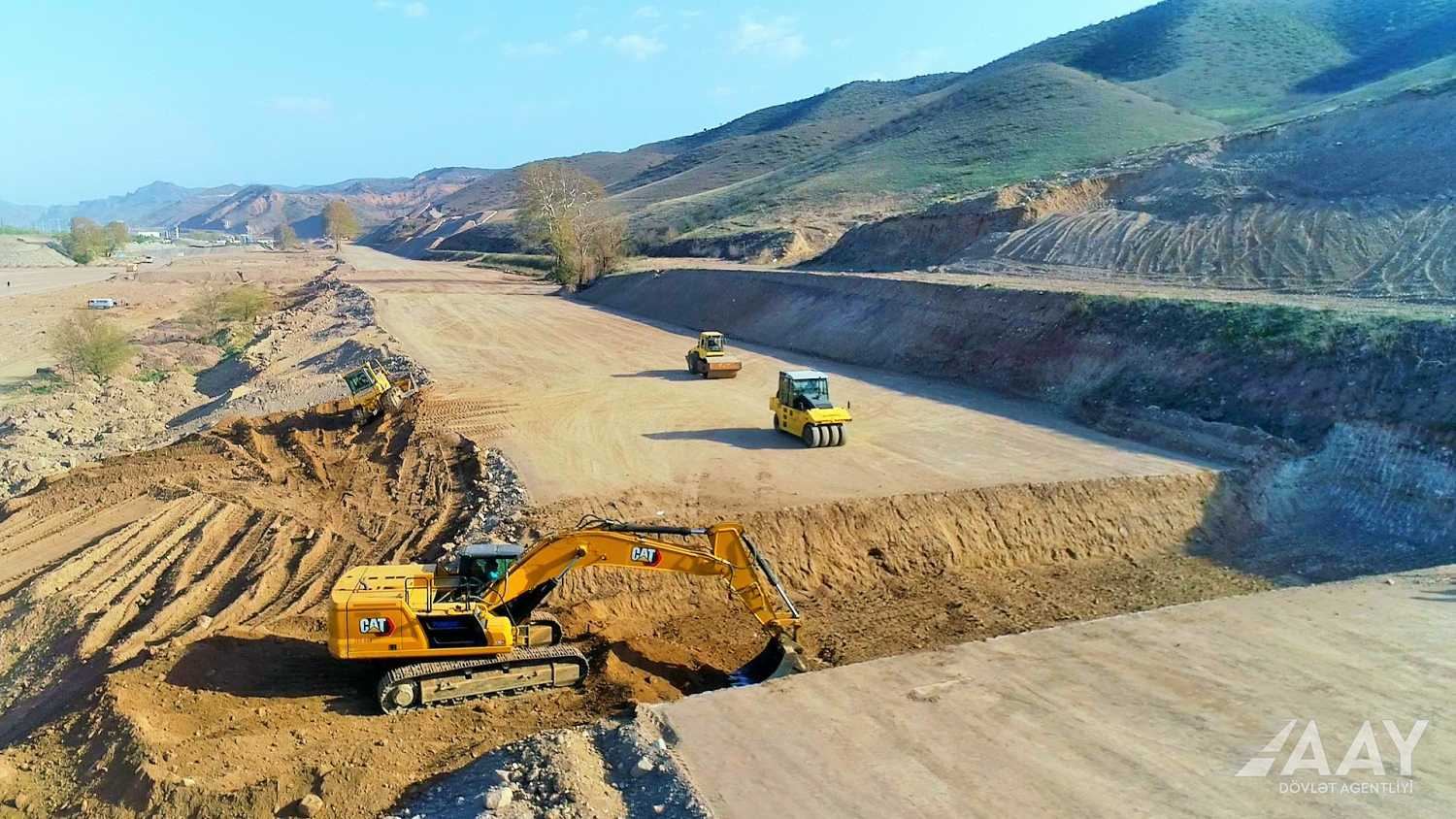 Ускоренными темпами продолжается строительство автодороги Худаферин-Губадлы-Лачин (ФОТО/ВИДЕО)