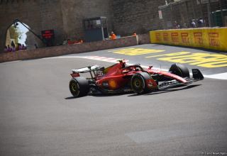 Пилот команды Ferrari прервал борьбу в гонке "Формулы 1" в Баку