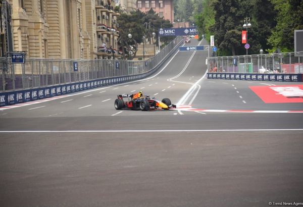 Во время 2-го свободного заезда команд "Формулы 1" в Баку произошла авария