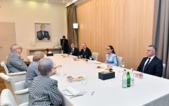 Президент Ильхам Алиев и Первая леди Мехрибан Алиева побеседовали с офтальмологами, работавшими в одно время с академиком Зарифой Алиевой (ФОТО/ВИДЕО)