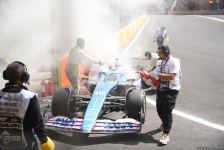 Во время свободного заезда команд "Формулы 1" в Баку произошло возгорание в болиде (ФОТО/ВИДЕО)