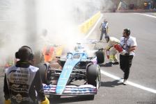 Во время свободного заезда команд "Формулы 1" в Баку произошло возгорание в болиде (ФОТО/ВИДЕО)