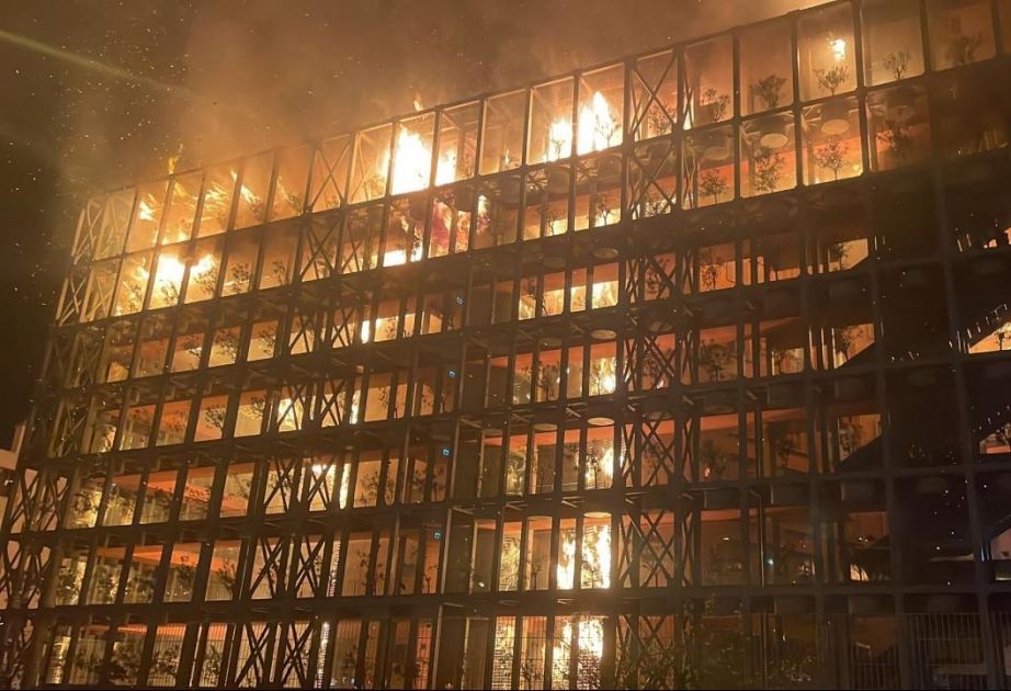 Fire breaks out in a residential building in Türkiye (VIDEO)
